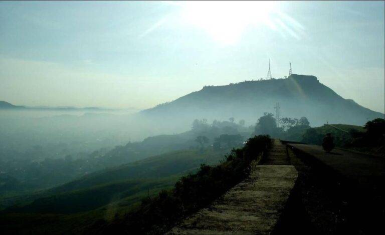 अशी ही सातार्‍याची तर्‍हा